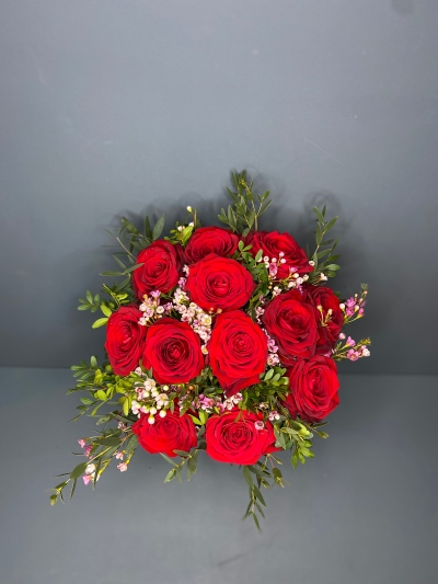 12 Luxurious Red Roses