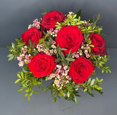 6 Luxurious Red Roses